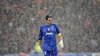 中国竞彩网：库库雷利亚激烈铲抢放倒萨卡，裁判出示黄牌引发现场热议