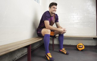 竞彩网：约翰-阿洛伊西深夜抵蓉，足球传奇开启东方之旅