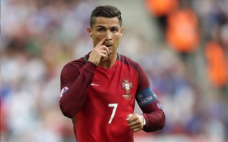 【竞彩网】球场温情时刻，明星球员多次挥手致意并亲笔为小球迷签名